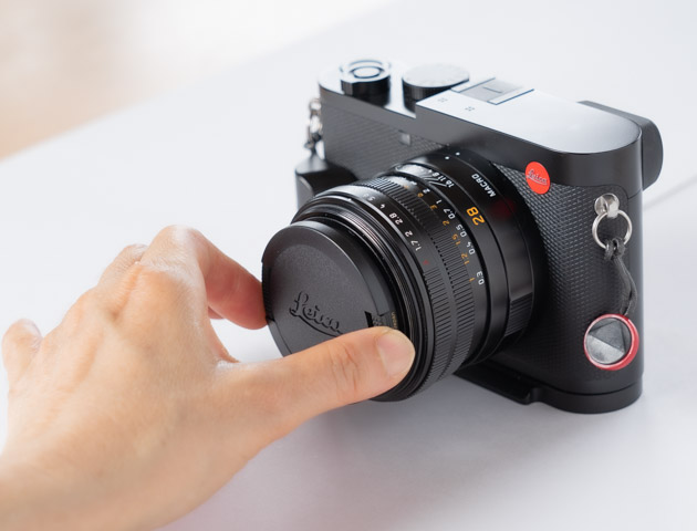 Leica Q2ワンタッチ式レンズキャップを装着