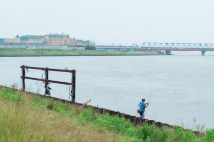 旧江戸川で釣りをする人