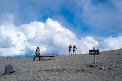 剣ヶ峰登山途中で休憩しているところ