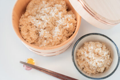 木製のおひつに入れたご飯は、いつでもフタを開ければ食べられる