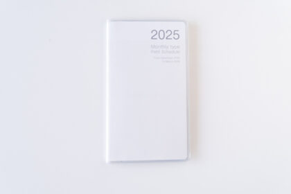 2025年の手帳。白い表紙に2025と書いてある