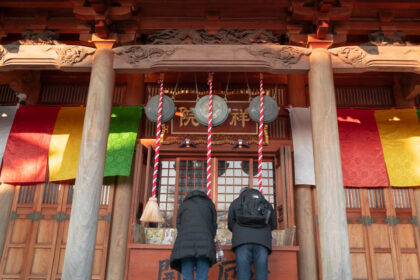 祥泉院でお参りする人