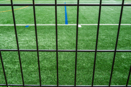 柵越しに見るサッカーグラウンド