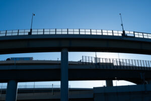 横浜青葉ジャンクションを地上から見上げたところ