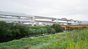 港北ジャンクションと鶴見川