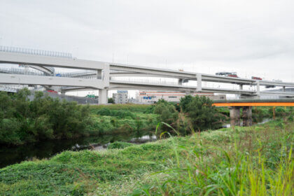港北ジャンクションと鶴見川