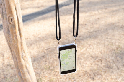 ストラップ付きスマホケース入れたスマホを公園の木の枝に掛けたところ