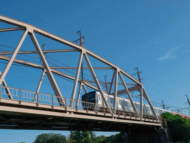 鉄橋を走る電車