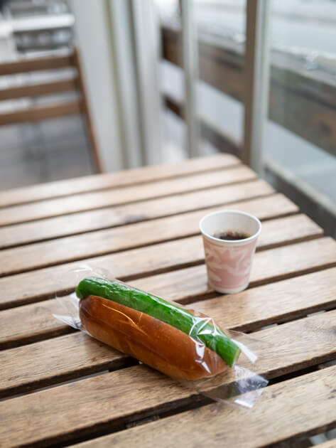 ひげのぱん屋北のぱん焼小屋のイートインスペースで食べるカッパドックと無料のコーヒー